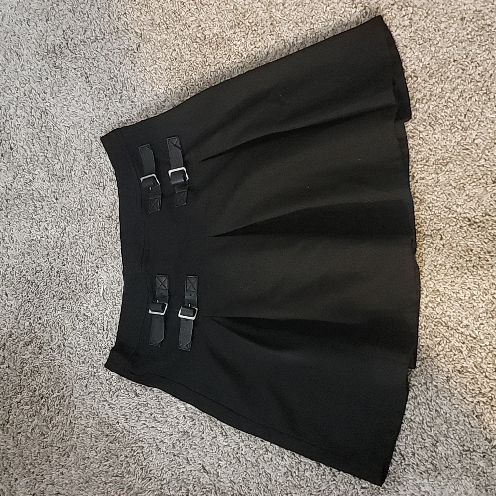 Hot Topic pleated buckle skirt